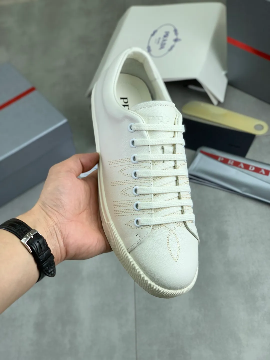 Men's men's shoes P560💰[New model] The latest hot model is on the official website, 🆘 The trendy brand (Prada) mainly promotes the hot model, avant-garde and versatile fashion men's shoes private version mold opening, cowhide surface splicing 1:1.. Fashionable and simple, original imported cowhide lining cowhide feet; the atmosphere and personality are more fashionable, eye-catching and pursuing class. It will subvert the old ideas and be a must-have for fashion trendsetters with you! Must keep it for yourself! Tall and comfortable, large and low, high-end quality workmanship. Code number: 38-44 3️⃣optional.